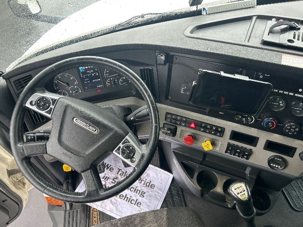 Sleeper Tractor-Heavy Duty Tractors-Freightliner-2022-T12664ST-Indianapolis-IN-361,223\n\t\tmiles-$ 76,750 - Image 11