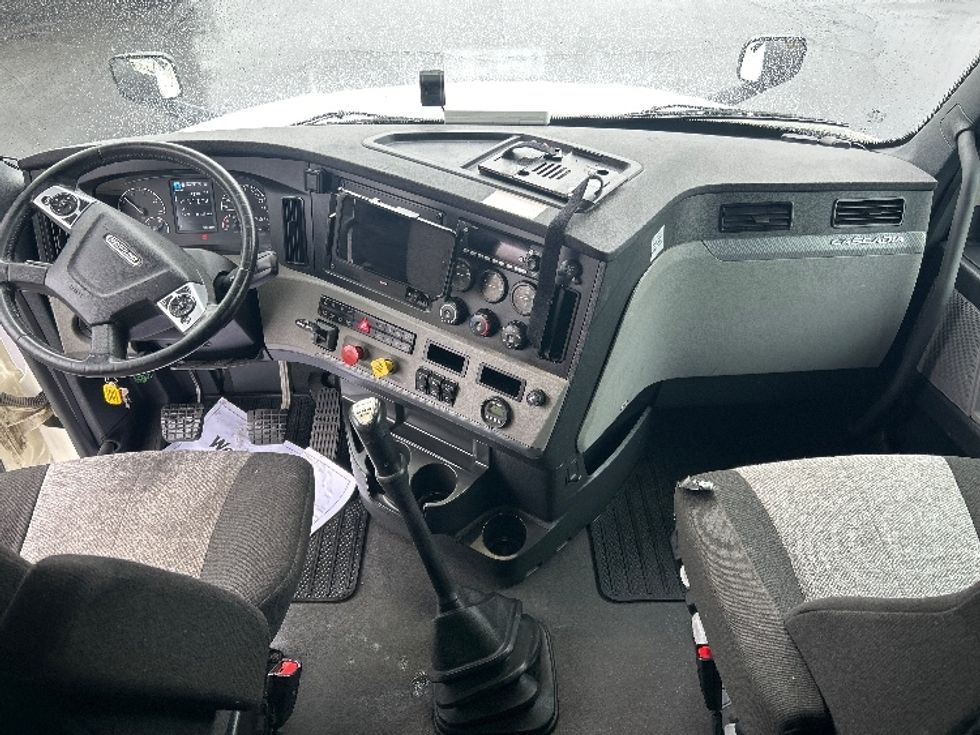 Sleeper Tractor-Heavy Duty Tractors-Freightliner-2022-T12664ST-Indianapolis-IN-361,223\n\t\tmiles-$ 76,750 - Image 12