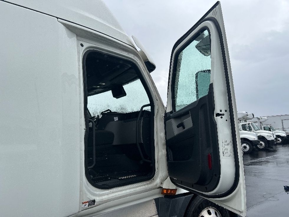 Sleeper Tractor-Heavy Duty Tractors-Freightliner-2022-T12664ST-Indianapolis-IN-361,223\n\t\tmiles-$ 76,750 - Image 13