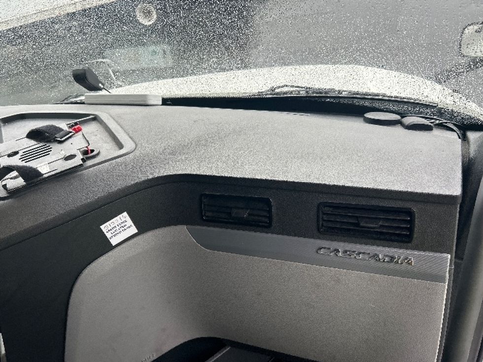 Sleeper Tractor-Heavy Duty Tractors-Freightliner-2022-T12664ST-Indianapolis-IN-361,223\n\t\tmiles-$ 76,750 - Image 14