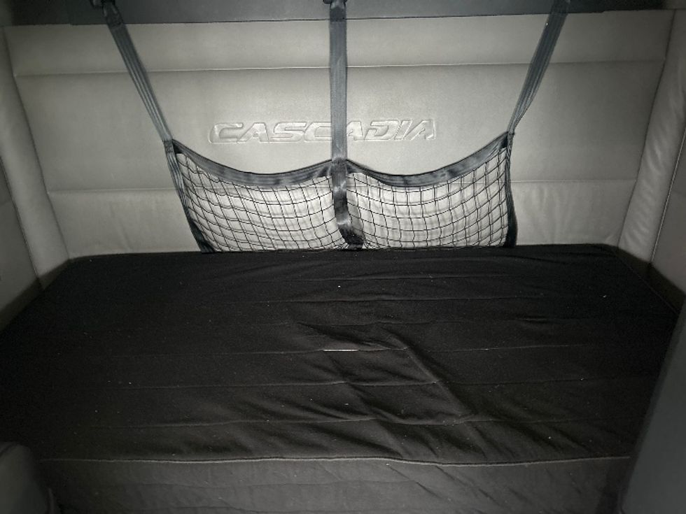 Sleeper Tractor-Heavy Duty Tractors-Freightliner-2022-T12664ST-Indianapolis-IN-361,223\n\t\tmiles-$ 76,750 - Image 16