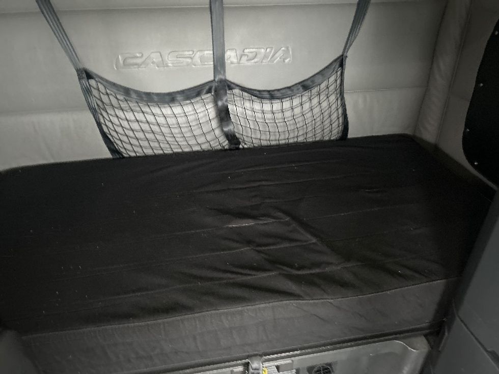 Sleeper Tractor-Heavy Duty Tractors-Freightliner-2022-T12664ST-Indianapolis-IN-361,223\n\t\tmiles-$ 76,750 - Image 17