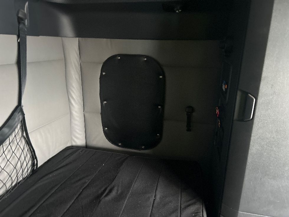 Sleeper Tractor-Heavy Duty Tractors-Freightliner-2022-T12664ST-Indianapolis-IN-361,223\n\t\tmiles-$ 76,750 - Image 18