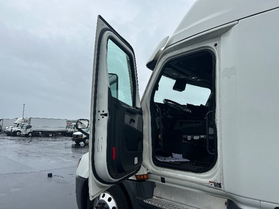 Sleeper Tractor-Heavy Duty Tractors-Freightliner-2022-T12664ST-Indianapolis-IN-361,223\n\t\tmiles-$ 76,750 - Image 9