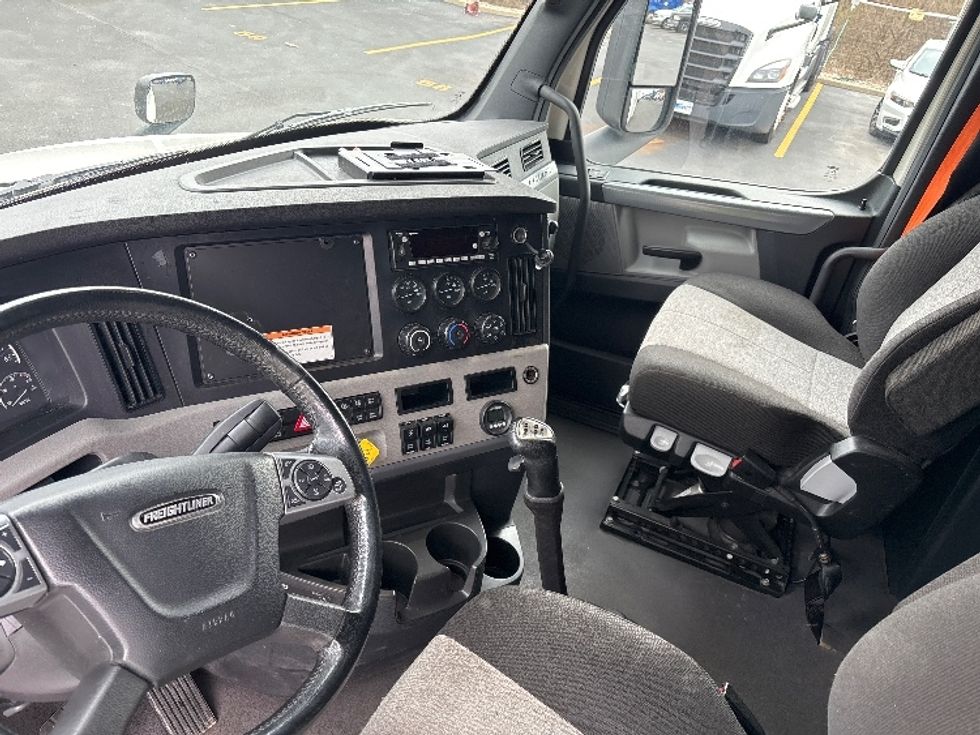 Sleeper Tractor-Heavy Duty Tractors-Freightliner-2022-T12664ST-Indianapolis-IN-374,488\n\t\tmiles-$ 75,750 - Image 10