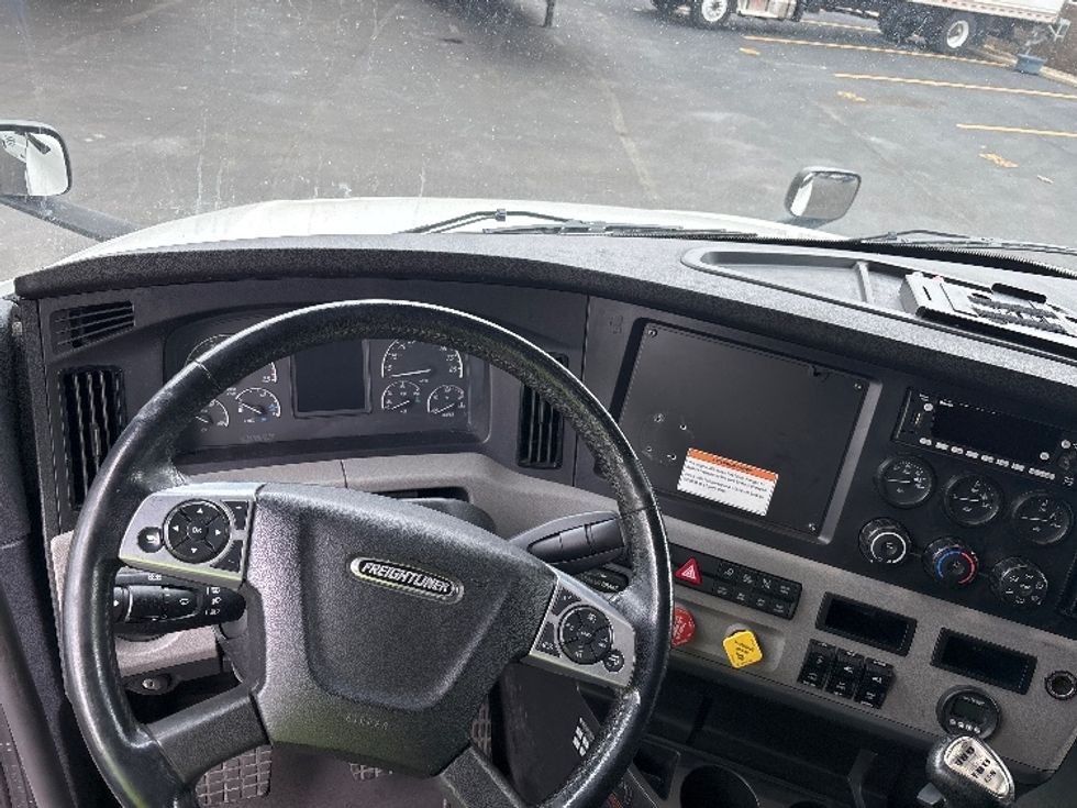 Sleeper Tractor-Heavy Duty Tractors-Freightliner-2022-T12664ST-Indianapolis-IN-374,488\n\t\tmiles-$ 75,750 - Image 11
