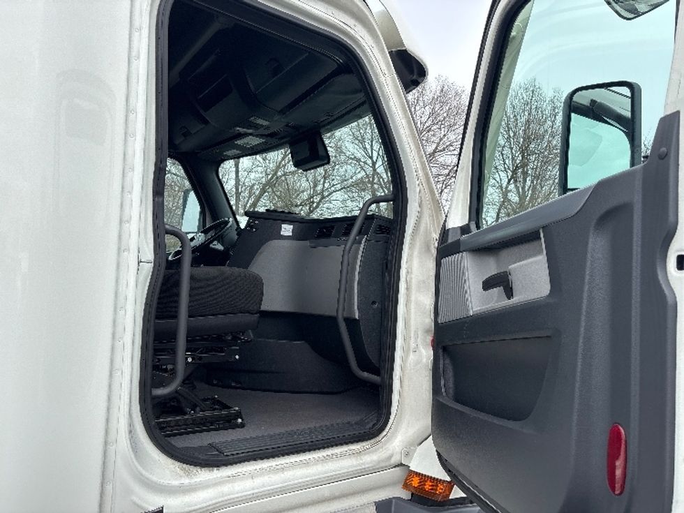 Sleeper Tractor-Heavy Duty Tractors-Freightliner-2022-T12664ST-Indianapolis-IN-374,488\n\t\tmiles-$ 75,750 - Image 13