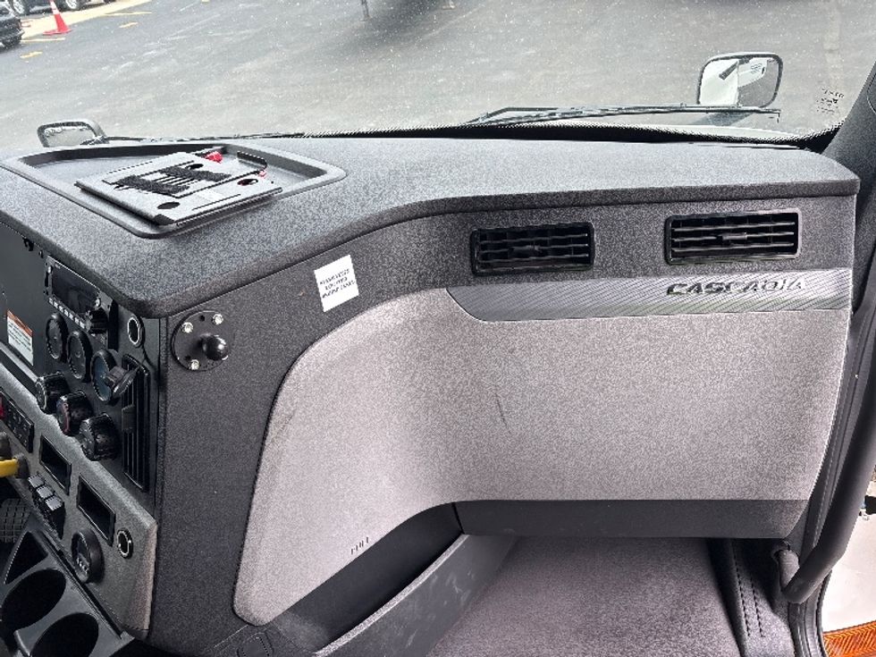 Sleeper Tractor-Heavy Duty Tractors-Freightliner-2022-T12664ST-Indianapolis-IN-374,488\n\t\tmiles-$ 75,750 - Image 14