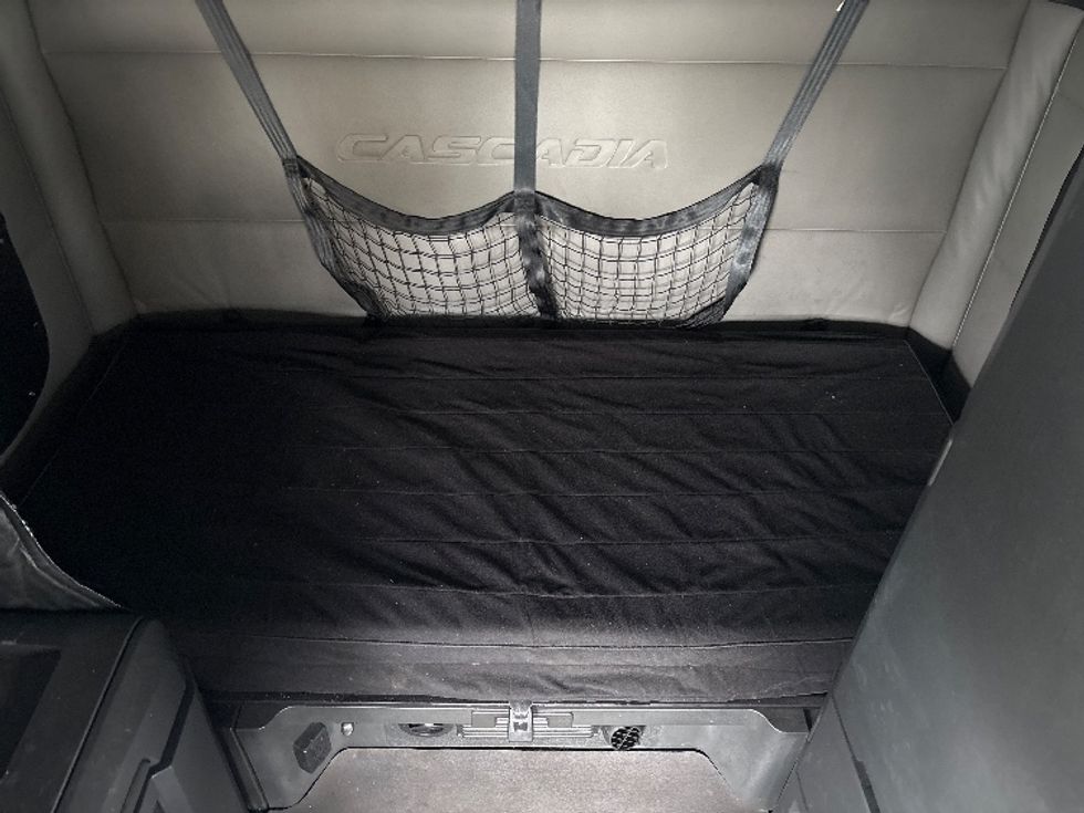 Sleeper Tractor-Heavy Duty Tractors-Freightliner-2022-T12664ST-Indianapolis-IN-374,488\n\t\tmiles-$ 75,750 - Image 17