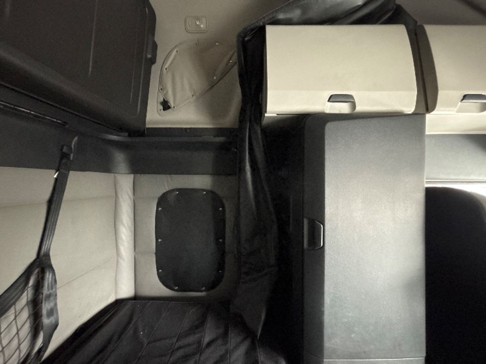 Sleeper Tractor-Heavy Duty Tractors-Freightliner-2022-T12664ST-Indianapolis-IN-374,488\n\t\tmiles-$ 75,750 - Image 18