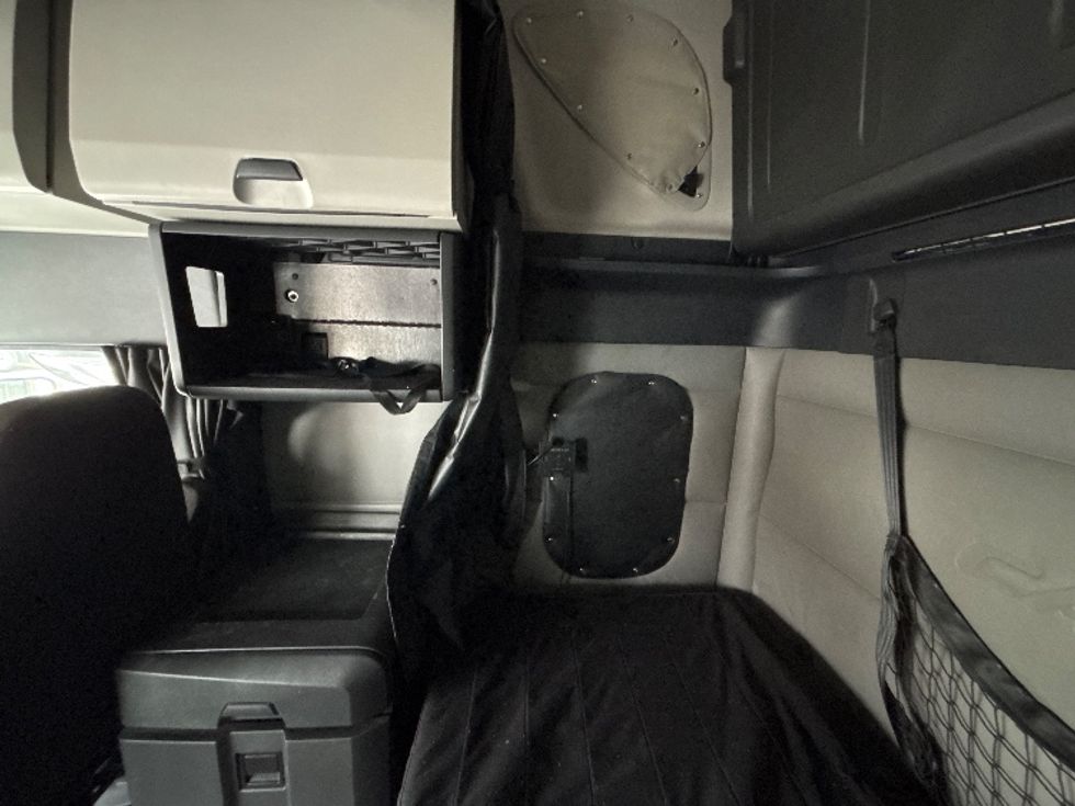 Sleeper Tractor-Heavy Duty Tractors-Freightliner-2022-T12664ST-Indianapolis-IN-374,488\n\t\tmiles-$ 75,750 - Image 19