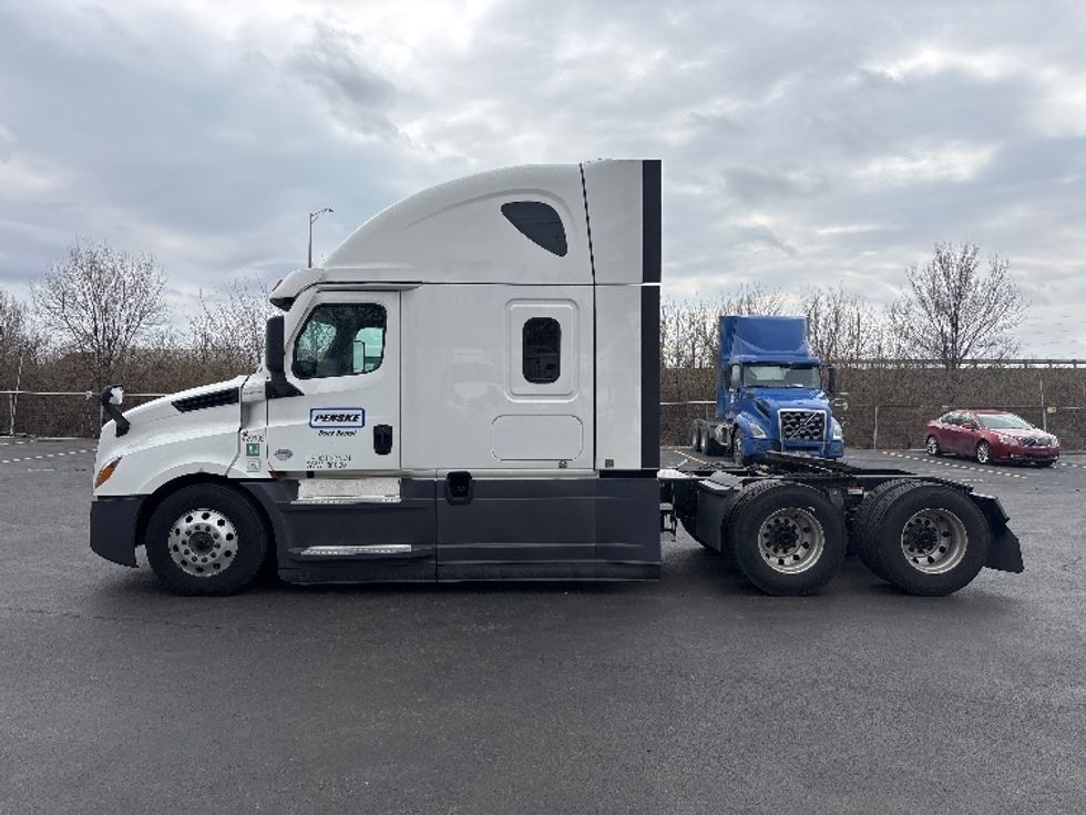 Sleeper Tractor-Heavy Duty Tractors-Freightliner-2022-T12664ST-Indianapolis-IN-374,488\n\t\tmiles-$ 75,750 - Image 4
