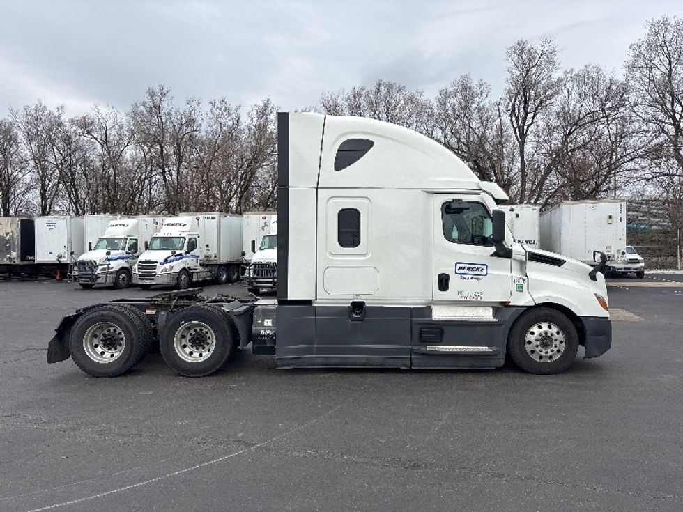 Sleeper Tractor-Heavy Duty Tractors-Freightliner-2022-T12664ST-Indianapolis-IN-374,488\n\t\tmiles-$ 75,750 - Image 8
