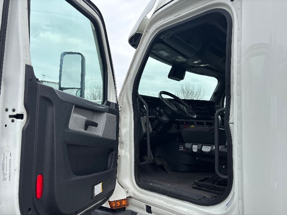 Sleeper Tractor-Heavy Duty Tractors-Freightliner-2022-T12664ST-Indianapolis-IN-374,488\n\t\tmiles-$ 75,750 - Image 9