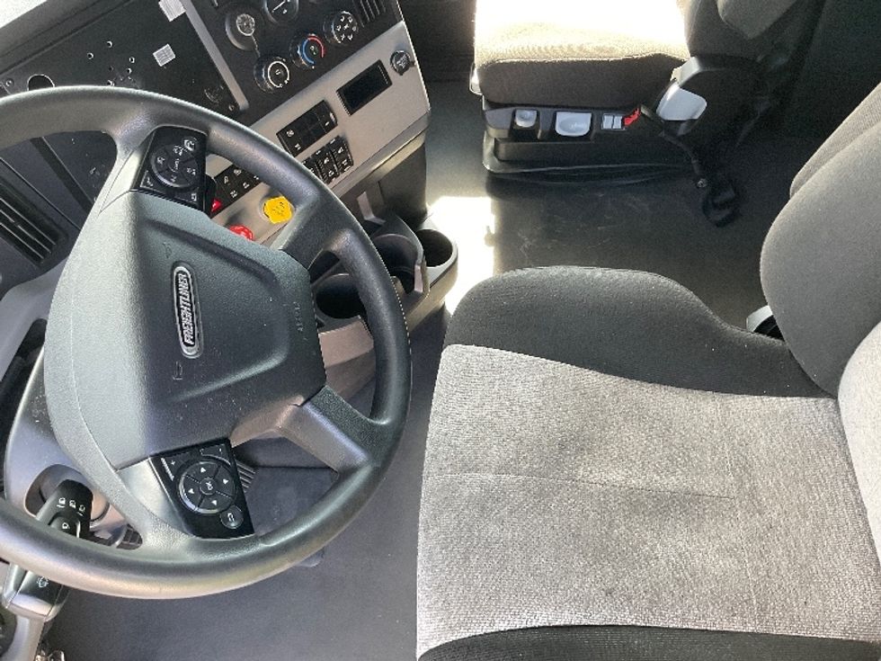 Sleeper Tractor-Heavy Duty Tractors-Freightliner-2022-T12664ST-Indianapolis-IN-374,731\n\t\tmiles-$ 80,750 - Image 10