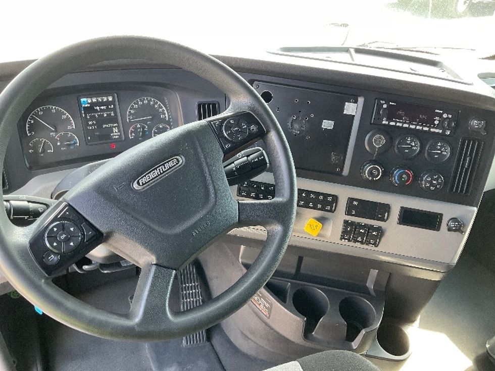 Sleeper Tractor-Heavy Duty Tractors-Freightliner-2022-T12664ST-Indianapolis-IN-374,731\n\t\tmiles-$ 80,750 - Image 11