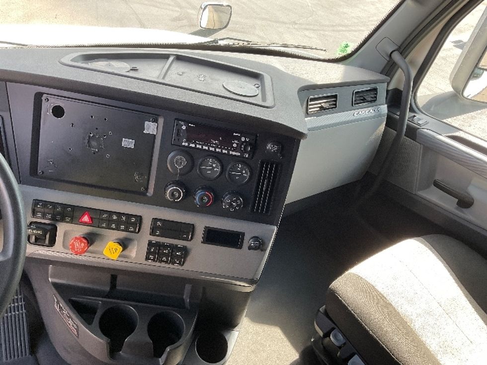 Sleeper Tractor-Heavy Duty Tractors-Freightliner-2022-T12664ST-Indianapolis-IN-374,731\n\t\tmiles-$ 80,750 - Image 12