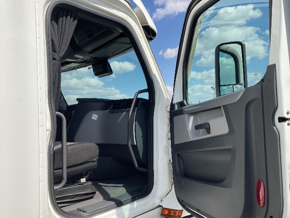 Sleeper Tractor-Heavy Duty Tractors-Freightliner-2022-T12664ST-Indianapolis-IN-374,731\n\t\tmiles-$ 80,750 - Image 13