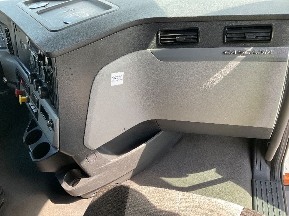 Sleeper Tractor-Heavy Duty Tractors-Freightliner-2022-T12664ST-Indianapolis-IN-374,731\n\t\tmiles-$ 80,750 - Image 14