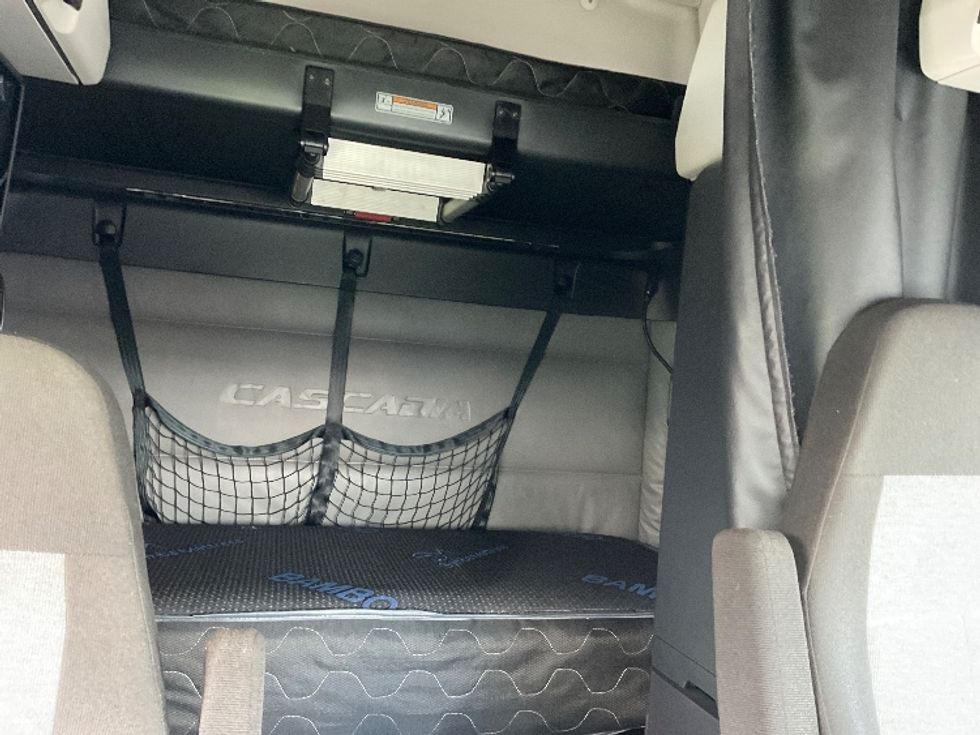 Sleeper Tractor-Heavy Duty Tractors-Freightliner-2022-T12664ST-Indianapolis-IN-374,731\n\t\tmiles-$ 80,750 - Image 16