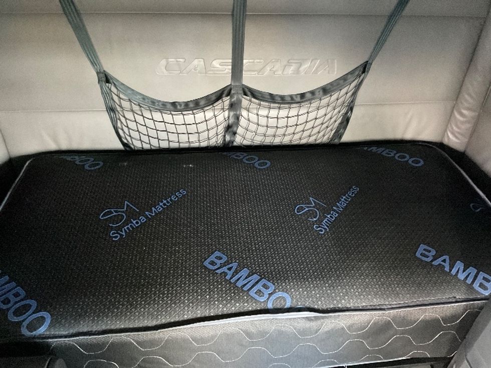 Sleeper Tractor-Heavy Duty Tractors-Freightliner-2022-T12664ST-Indianapolis-IN-374,731\n\t\tmiles-$ 80,750 - Image 17