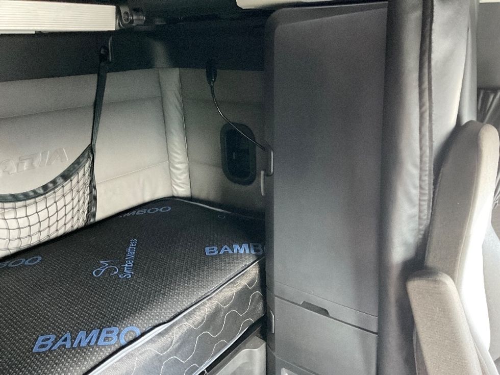 Sleeper Tractor-Heavy Duty Tractors-Freightliner-2022-T12664ST-Indianapolis-IN-374,731\n\t\tmiles-$ 80,750 - Image 18