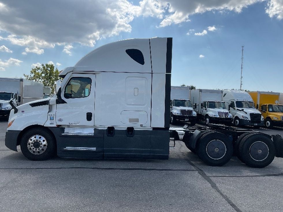 Sleeper Tractor-Heavy Duty Tractors-Freightliner-2022-T12664ST-Indianapolis-IN-374,731\n\t\tmiles-$ 80,750 - Image 4