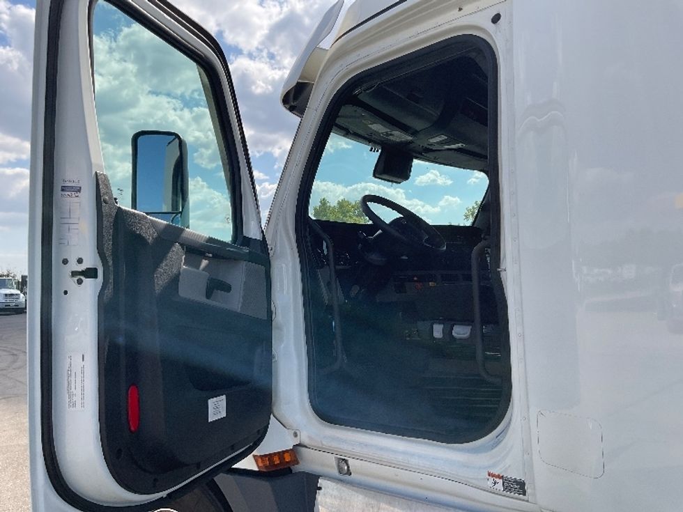 Sleeper Tractor-Heavy Duty Tractors-Freightliner-2022-T12664ST-Indianapolis-IN-374,731\n\t\tmiles-$ 80,750 - Image 9
