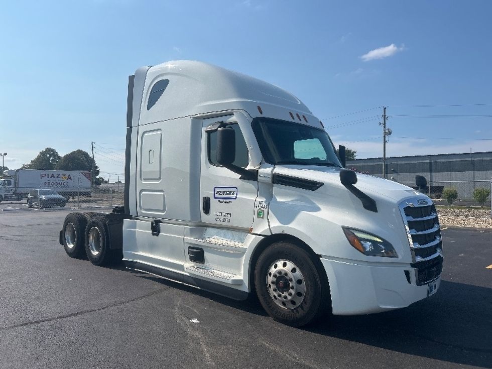 Sleeper Tractor-Heavy Duty Tractors-Freightliner-2022-T12664ST-Indianapolis-IN-375,869\n\t\tmiles-$ 88,500 - Image 1