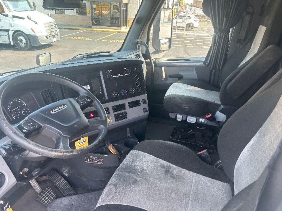 Sleeper Tractor-Heavy Duty Tractors-Freightliner-2022-T12664ST-Indianapolis-IN-375,869\n\t\tmiles-$ 88,500 - Image 10