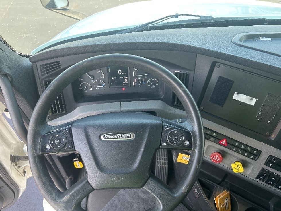 Sleeper Tractor-Heavy Duty Tractors-Freightliner-2022-T12664ST-Indianapolis-IN-375,869\n\t\tmiles-$ 88,500 - Image 11