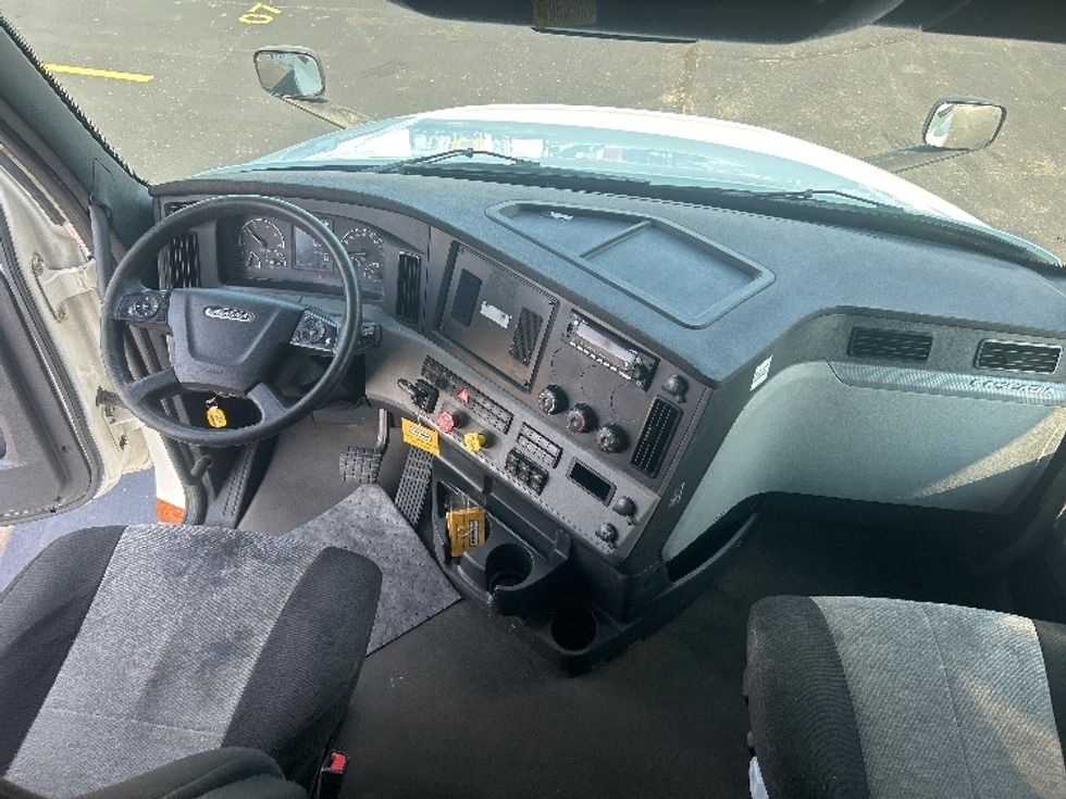 Sleeper Tractor-Heavy Duty Tractors-Freightliner-2022-T12664ST-Indianapolis-IN-375,869\n\t\tmiles-$ 88,500 - Image 12