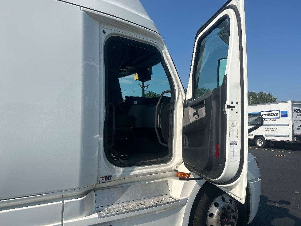 Sleeper Tractor-Heavy Duty Tractors-Freightliner-2022-T12664ST-Indianapolis-IN-375,869\n\t\tmiles-$ 88,500 - Image 13