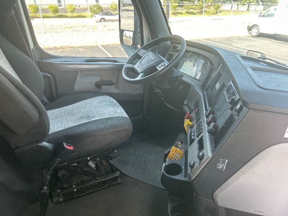 Sleeper Tractor-Heavy Duty Tractors-Freightliner-2022-T12664ST-Indianapolis-IN-375,869\n\t\tmiles-$ 88,500 - Image 15