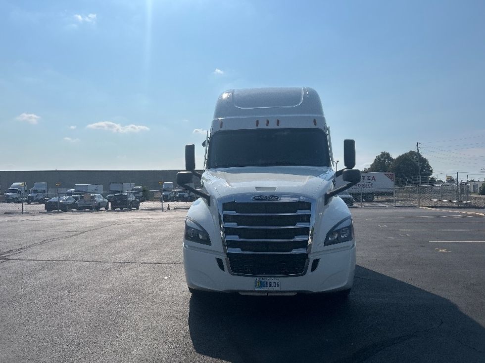 Sleeper Tractor-Heavy Duty Tractors-Freightliner-2022-T12664ST-Indianapolis-IN-375,869\n\t\tmiles-$ 88,500 - Image 2
