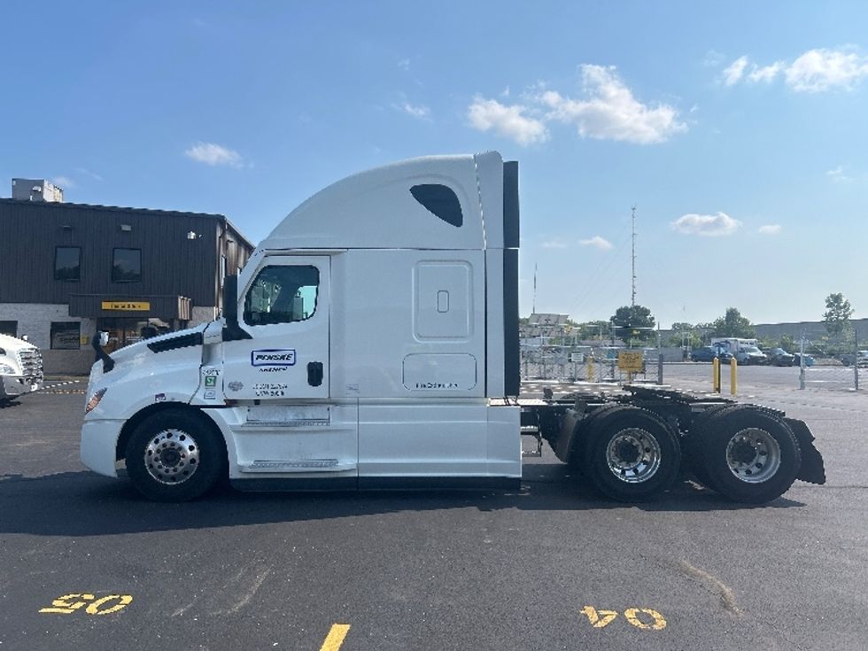 Sleeper Tractor-Heavy Duty Tractors-Freightliner-2022-T12664ST-Indianapolis-IN-375,869\n\t\tmiles-$ 88,500 - Image 4