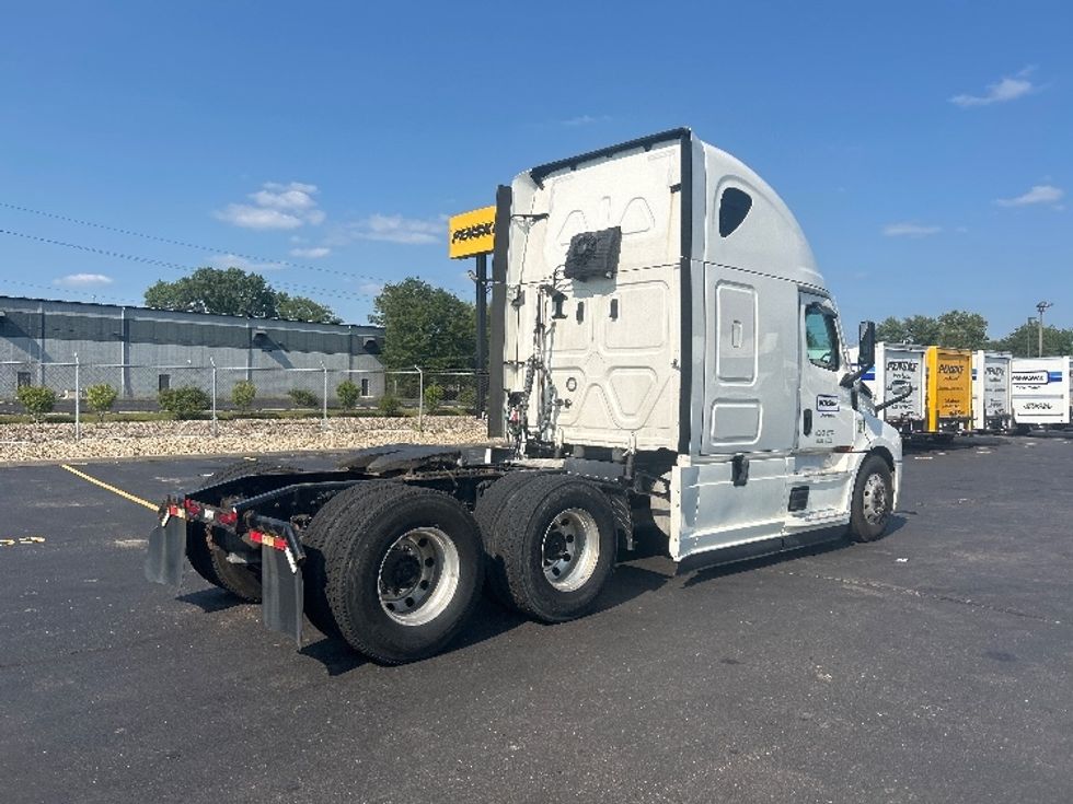 Sleeper Tractor-Heavy Duty Tractors-Freightliner-2022-T12664ST-Indianapolis-IN-375,869\n\t\tmiles-$ 88,500 - Image 7