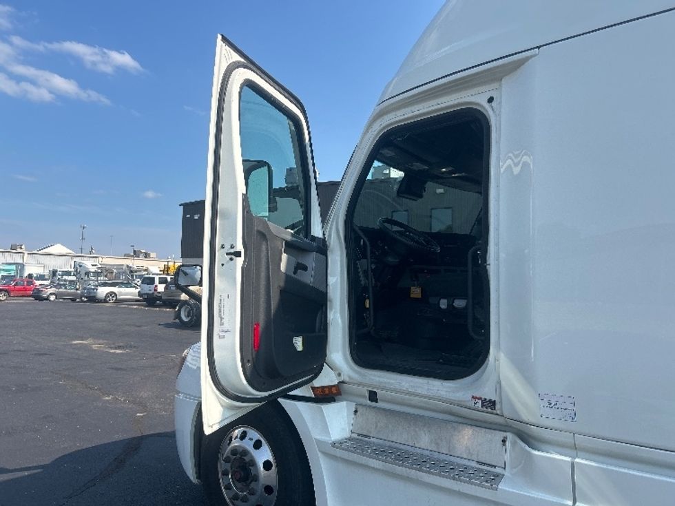 Sleeper Tractor-Heavy Duty Tractors-Freightliner-2022-T12664ST-Indianapolis-IN-375,869\n\t\tmiles-$ 88,500 - Image 9