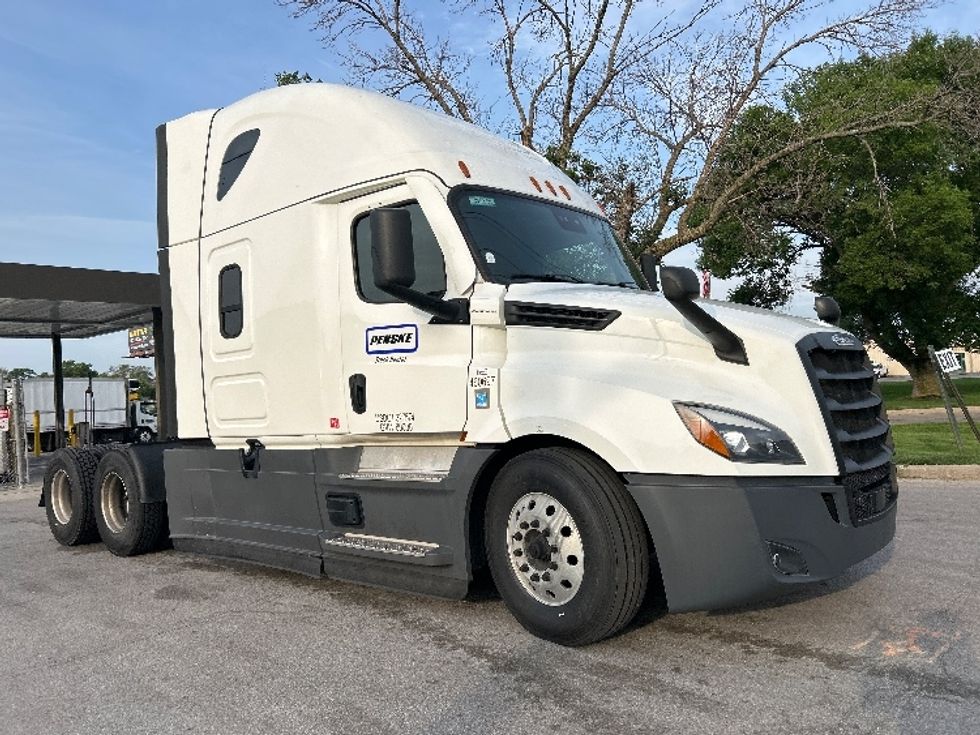 Sleeper Tractor-Heavy Duty Tractors-Freightliner-2022-T12664ST-Indianapolis-IN-378,225\n\t\tmiles-$ 83,000 - Image 1