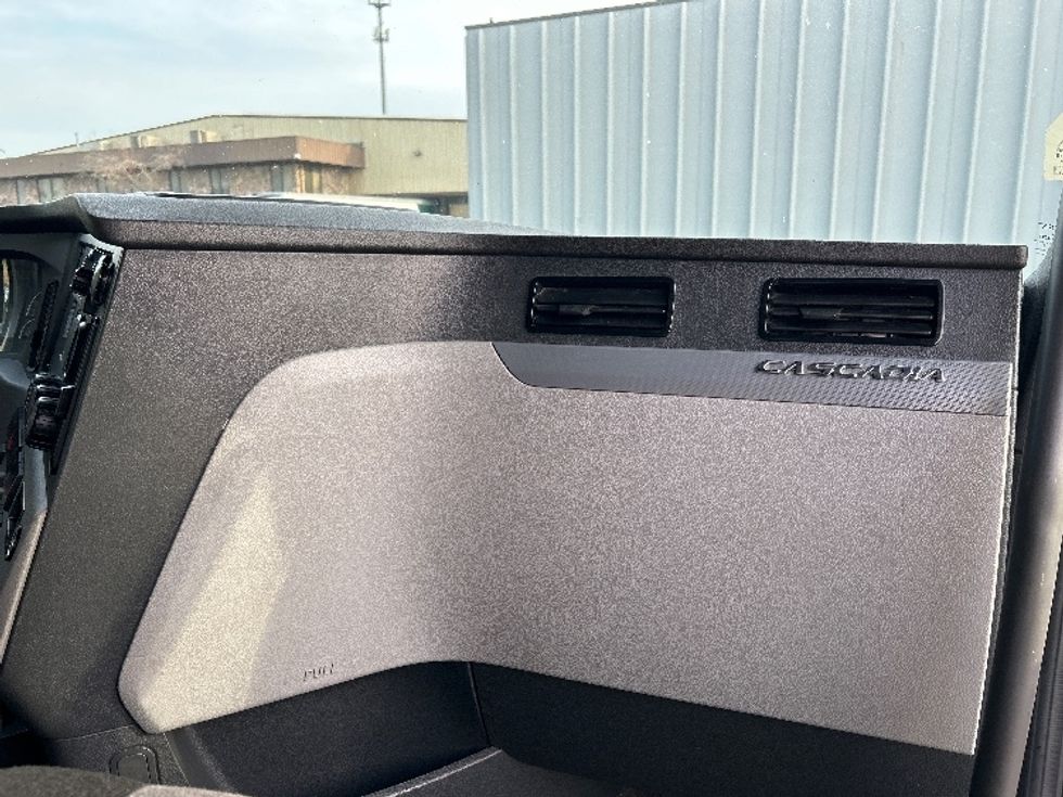 Sleeper Tractor-Heavy Duty Tractors-Freightliner-2022-T12664ST-Indianapolis-IN-378,225\n\t\tmiles-$ 83,000 - Image 13