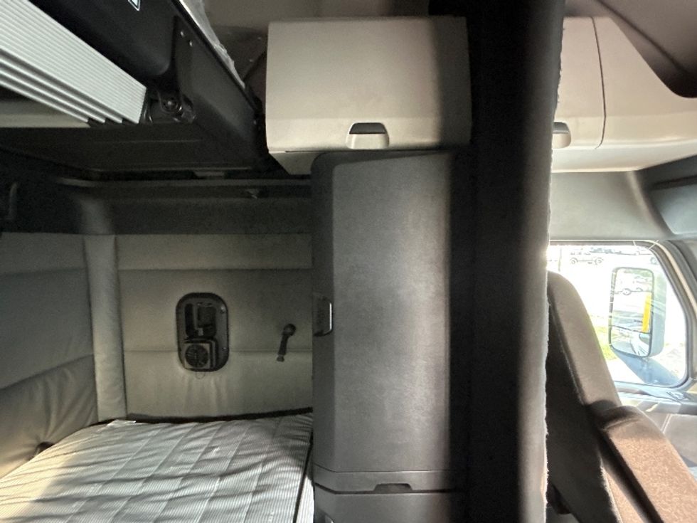 Sleeper Tractor-Heavy Duty Tractors-Freightliner-2022-T12664ST-Indianapolis-IN-378,225\n\t\tmiles-$ 83,000 - Image 17