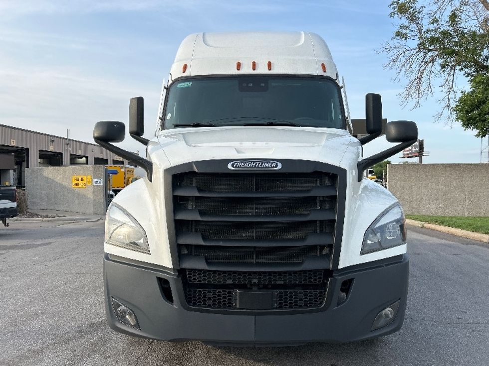 Sleeper Tractor-Heavy Duty Tractors-Freightliner-2022-T12664ST-Indianapolis-IN-378,225\n\t\tmiles-$ 83,000 - Image 2