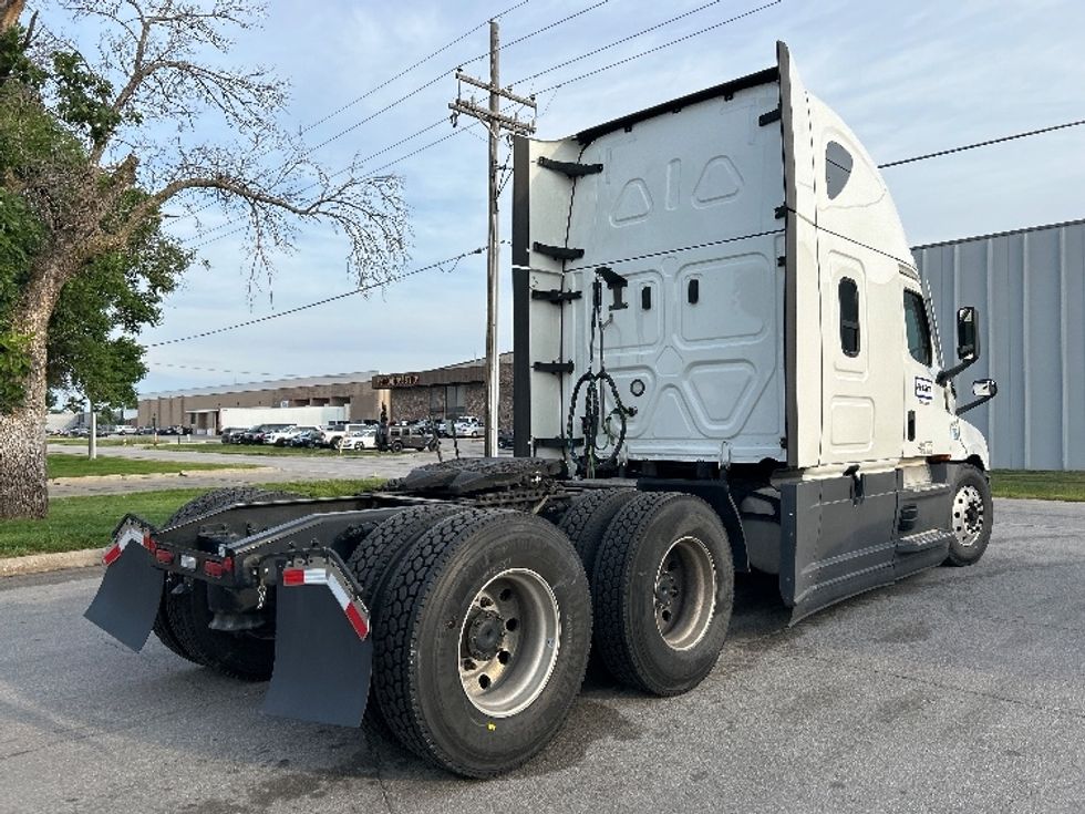 Sleeper Tractor-Heavy Duty Tractors-Freightliner-2022-T12664ST-Indianapolis-IN-378,225\n\t\tmiles-$ 83,000 - Image 7