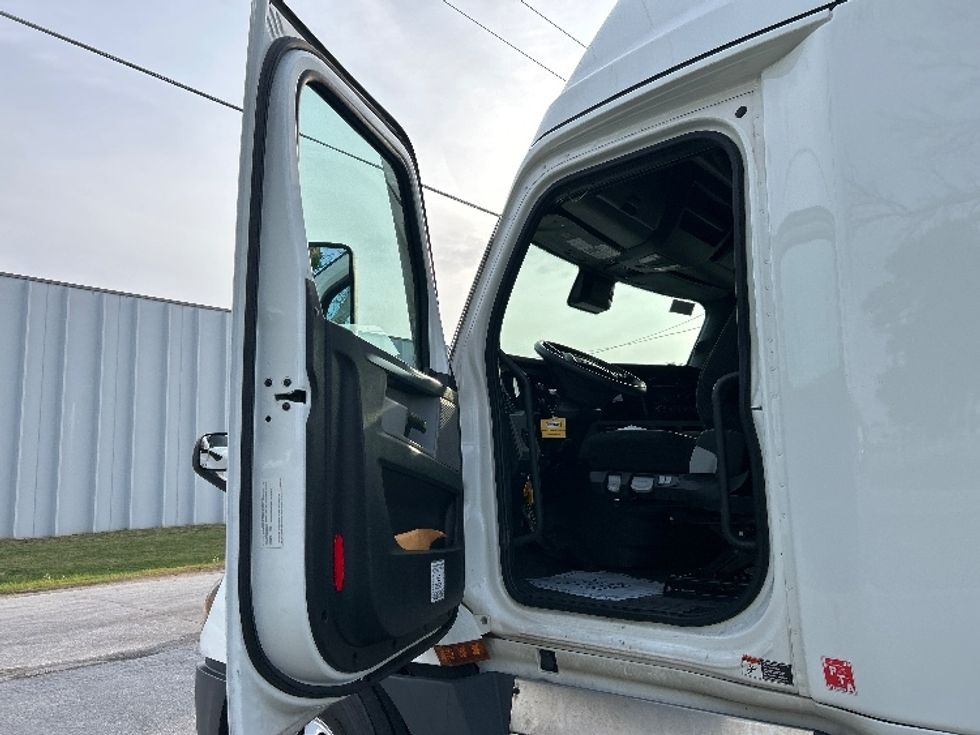 Sleeper Tractor-Heavy Duty Tractors-Freightliner-2022-T12664ST-Indianapolis-IN-378,225\n\t\tmiles-$ 83,000 - Image 9