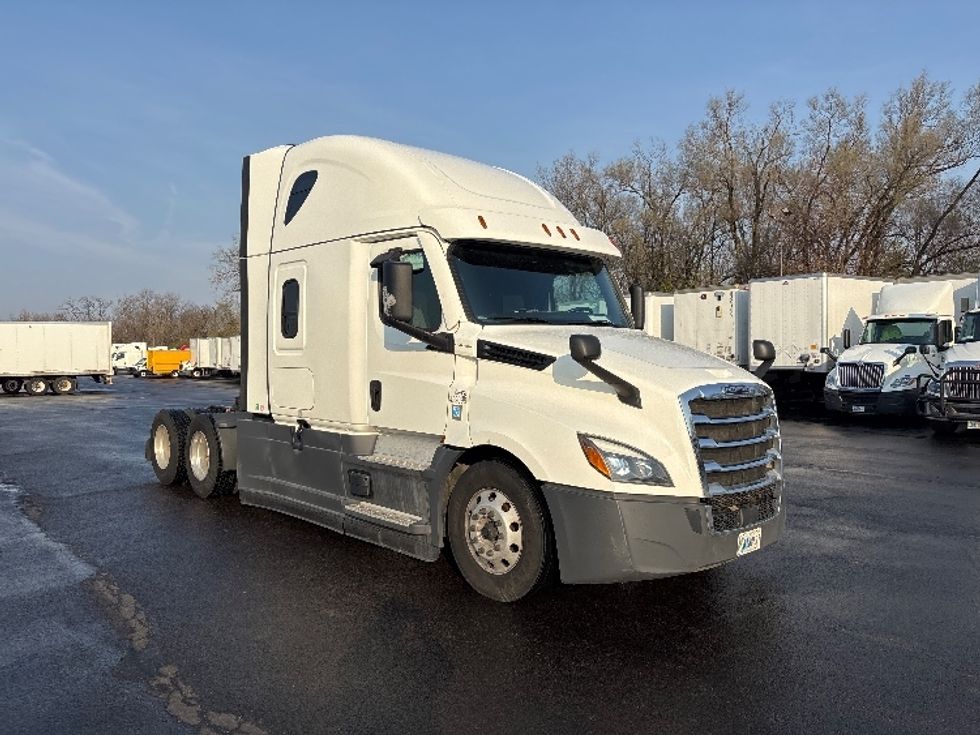 Sleeper Tractor-Heavy Duty Tractors-Freightliner-2022-T12664ST-Indianapolis-IN-379,284\n\t\tmiles-$ 75,250 - Image 1