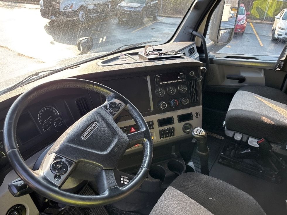 Sleeper Tractor-Heavy Duty Tractors-Freightliner-2022-T12664ST-Indianapolis-IN-379,284\n\t\tmiles-$ 75,250 - Image 10