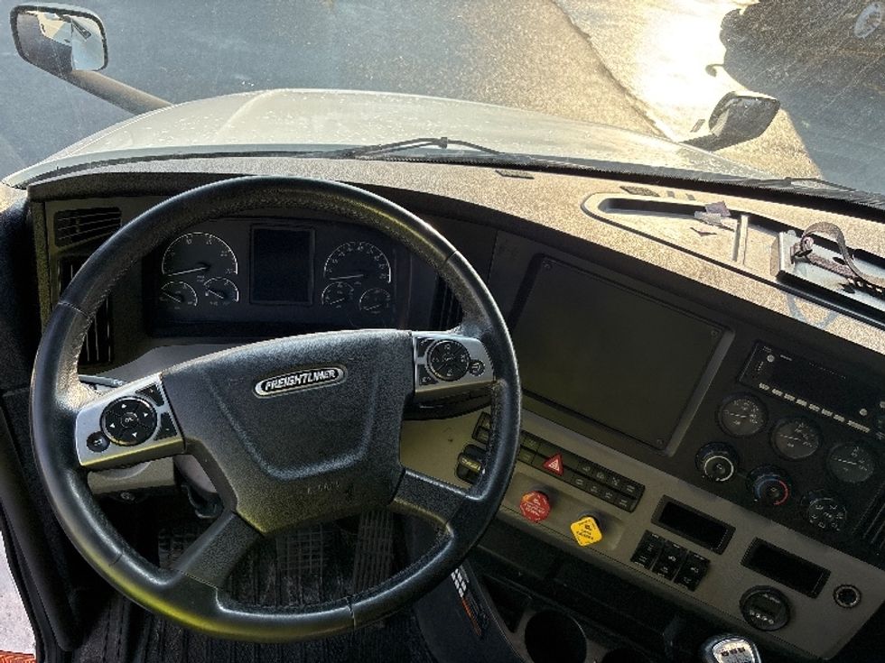 Sleeper Tractor-Heavy Duty Tractors-Freightliner-2022-T12664ST-Indianapolis-IN-379,284\n\t\tmiles-$ 75,250 - Image 11