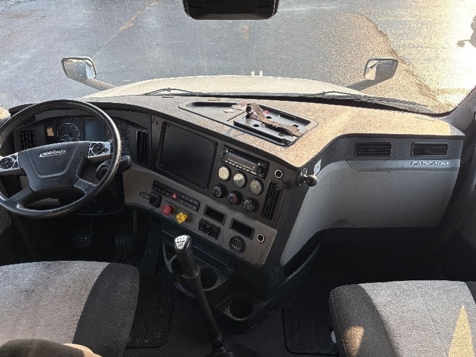 Sleeper Tractor-Heavy Duty Tractors-Freightliner-2022-T12664ST-Indianapolis-IN-379,284\n\t\tmiles-$ 75,250 - Image 12