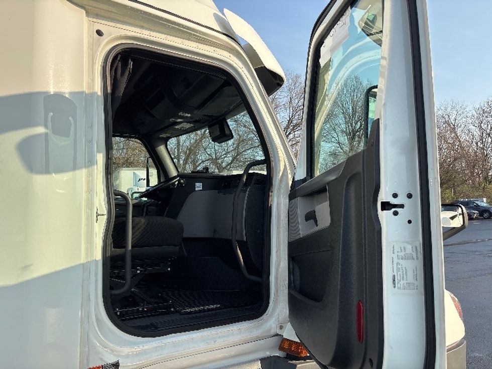 Sleeper Tractor-Heavy Duty Tractors-Freightliner-2022-T12664ST-Indianapolis-IN-379,284\n\t\tmiles-$ 75,250 - Image 13