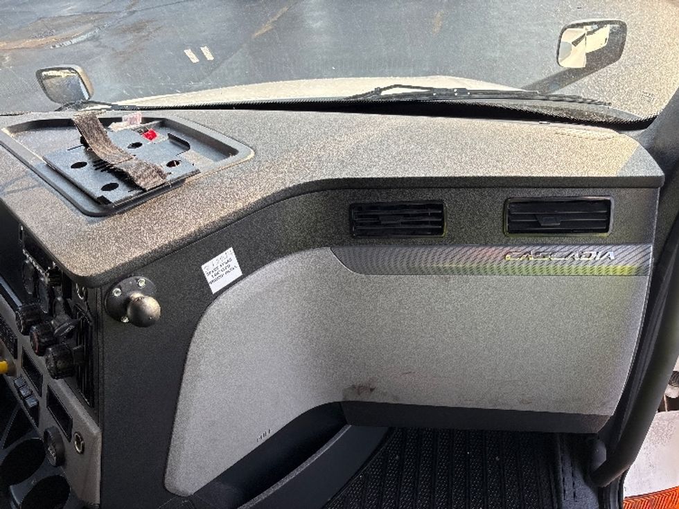 Sleeper Tractor-Heavy Duty Tractors-Freightliner-2022-T12664ST-Indianapolis-IN-379,284\n\t\tmiles-$ 75,250 - Image 14